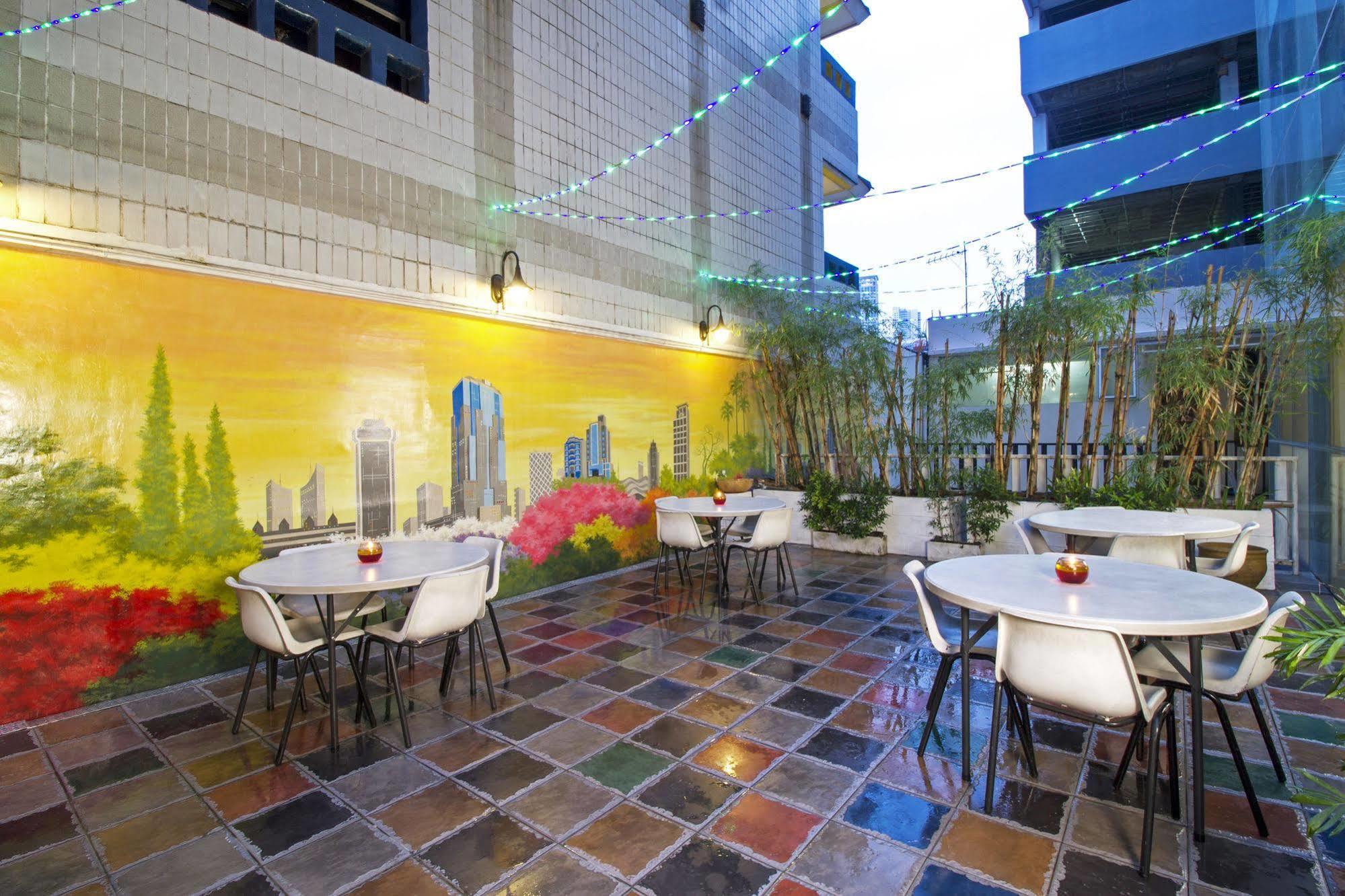Готель Reddoorz Premium @ Thamrin Kebon Sirih Джакарта Екстер'єр фото