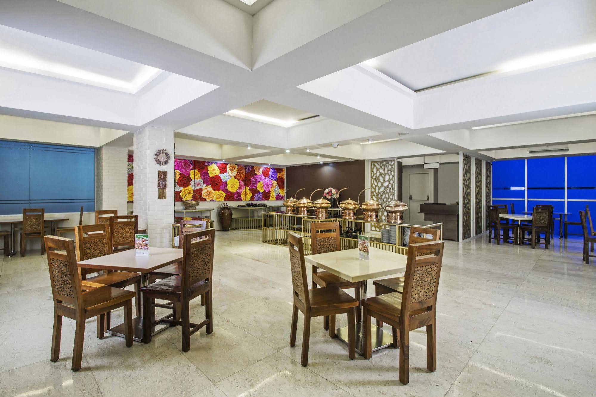 Готель Reddoorz Premium @ Thamrin Kebon Sirih Джакарта Екстер'єр фото