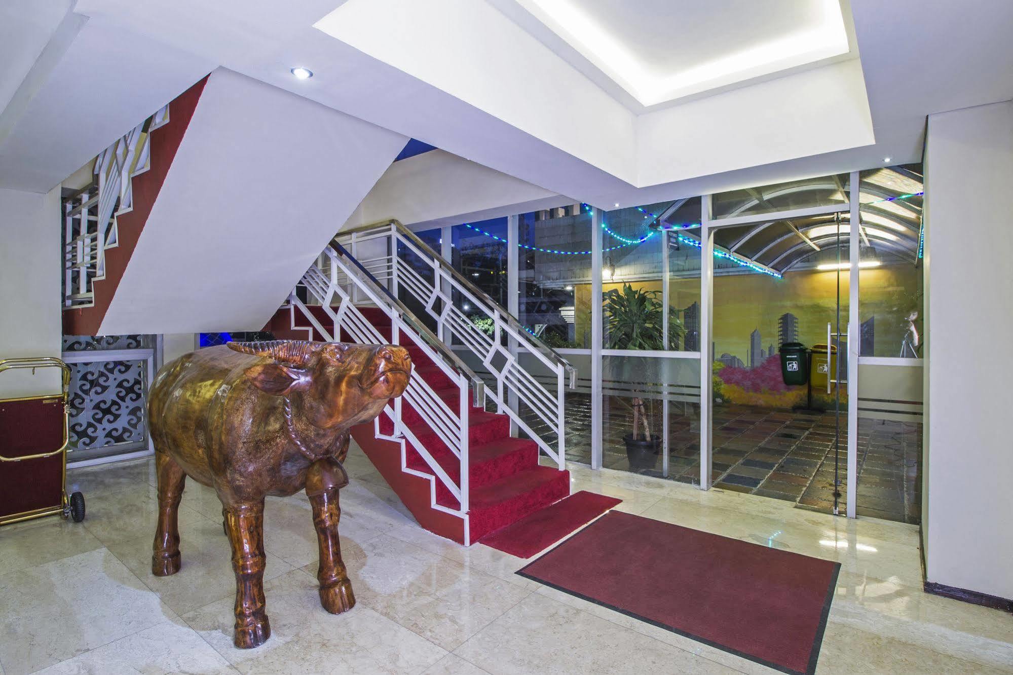 Готель Reddoorz Premium @ Thamrin Kebon Sirih Джакарта Екстер'єр фото