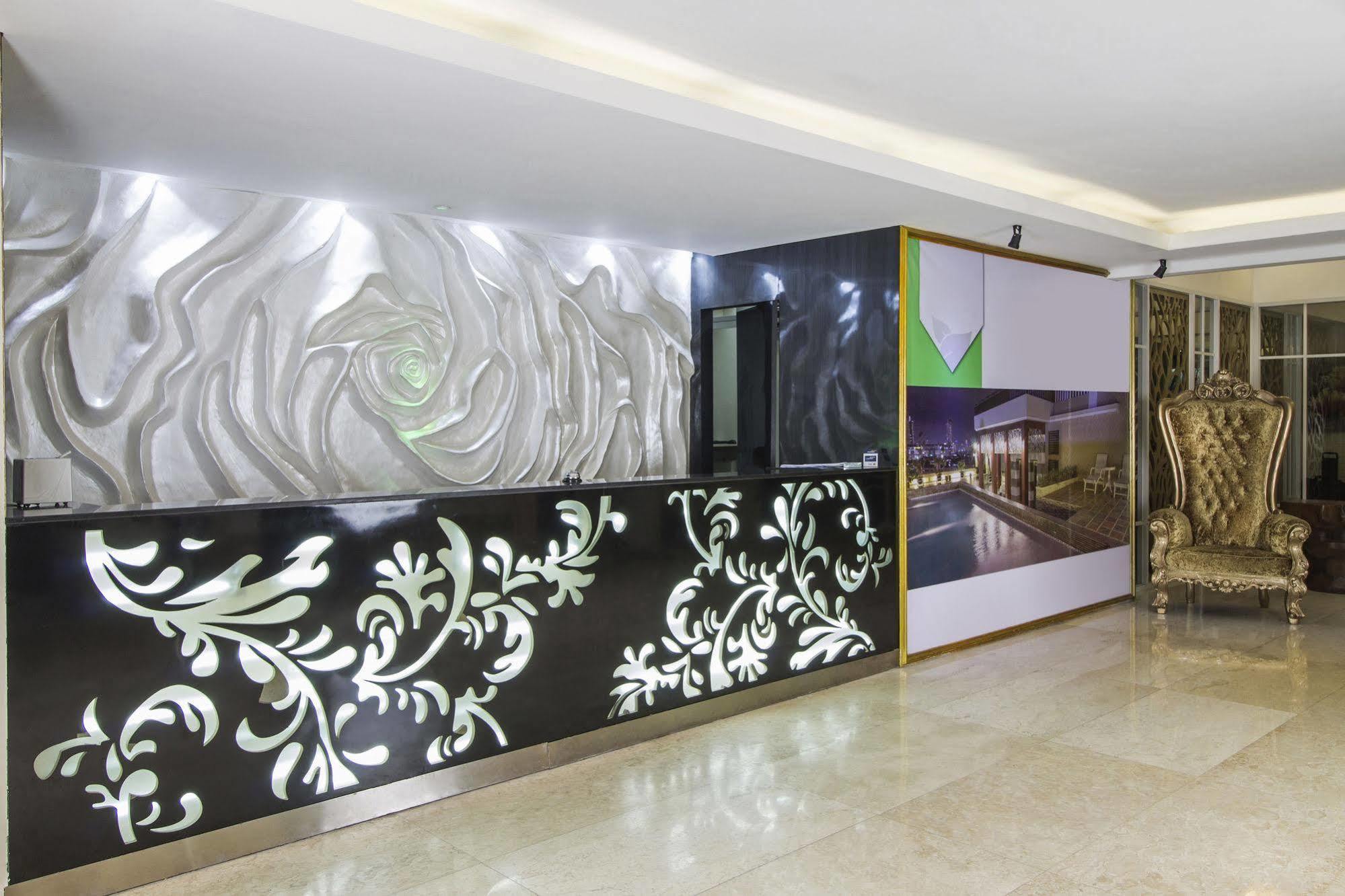 Готель Reddoorz Premium @ Thamrin Kebon Sirih Джакарта Екстер'єр фото