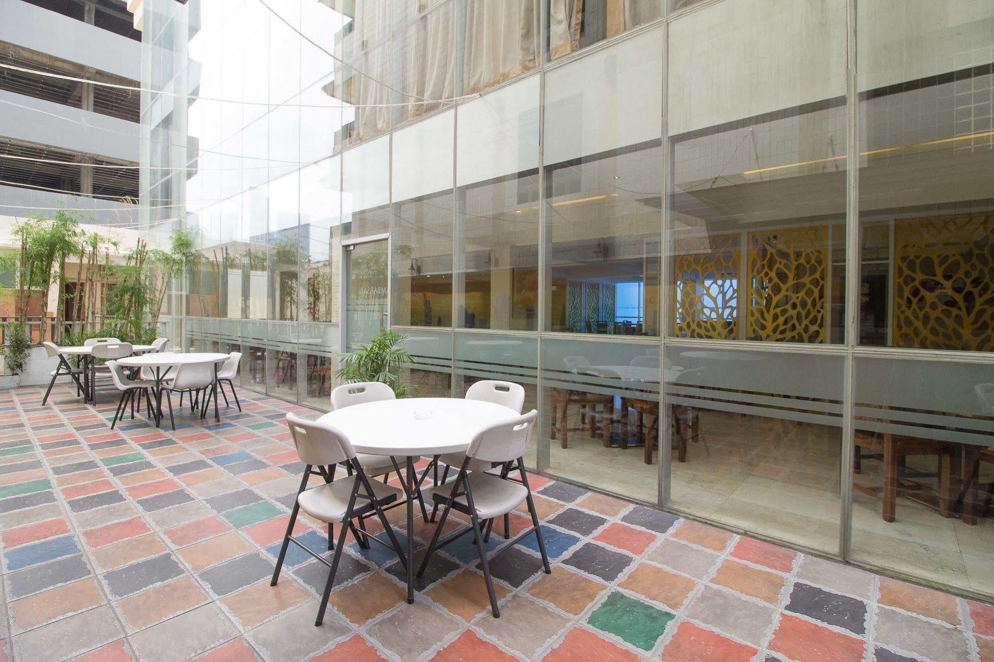 Готель Reddoorz Premium @ Thamrin Kebon Sirih Джакарта Екстер'єр фото