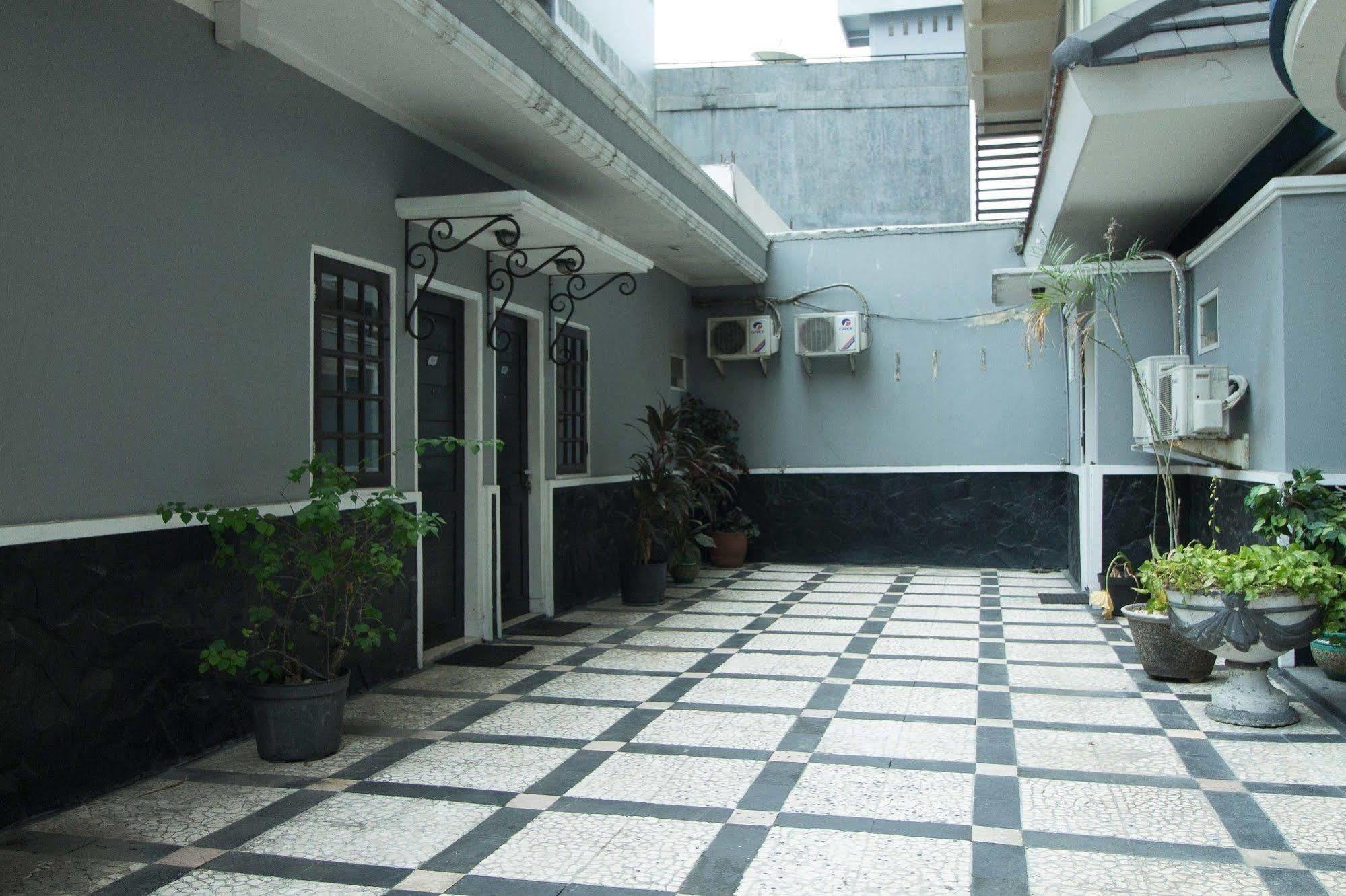 Готель Reddoorz Premium @ Thamrin Kebon Sirih Джакарта Екстер'єр фото