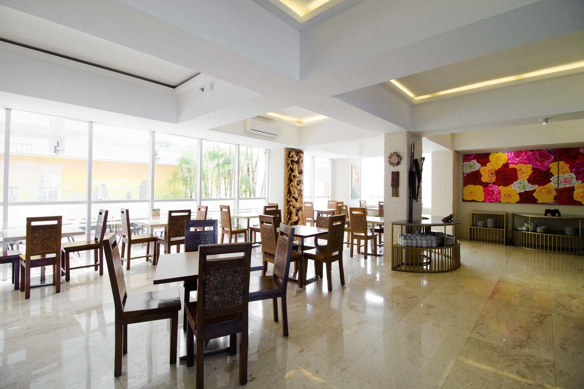 Готель Reddoorz Premium @ Thamrin Kebon Sirih Джакарта Екстер'єр фото